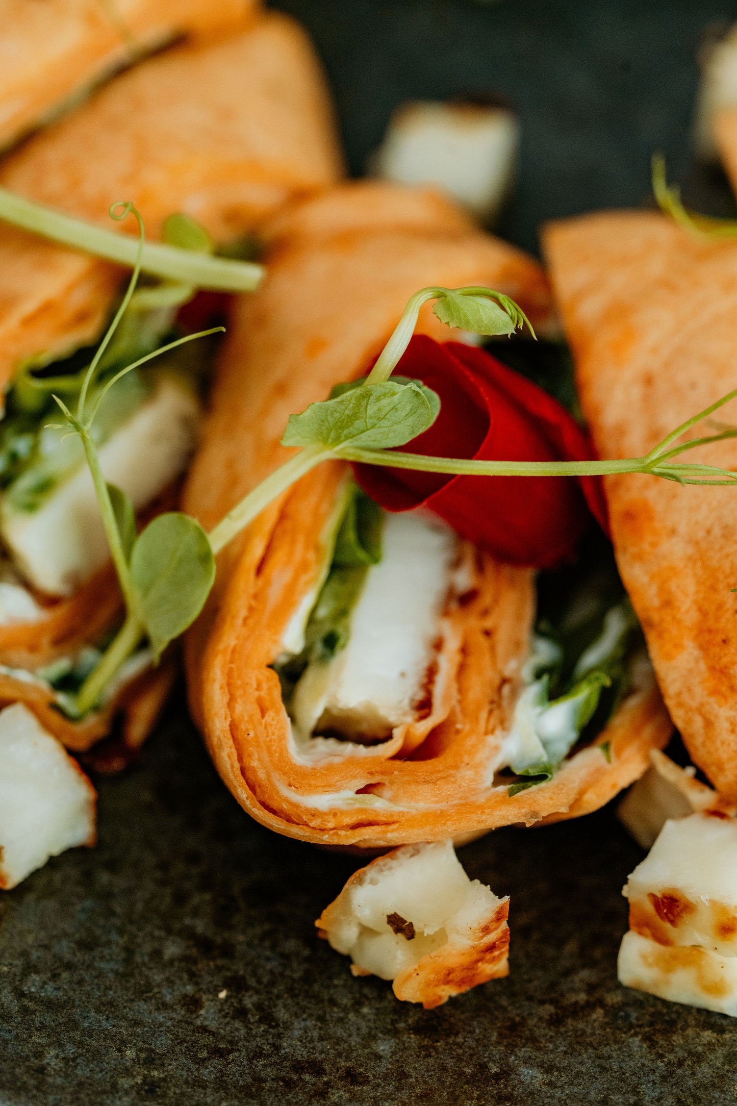 Tomatitortilla rullid erineva täidisega, 500g (20tk) Grillitud halloumi juustu / pardi confitga / grillitud krevettidega