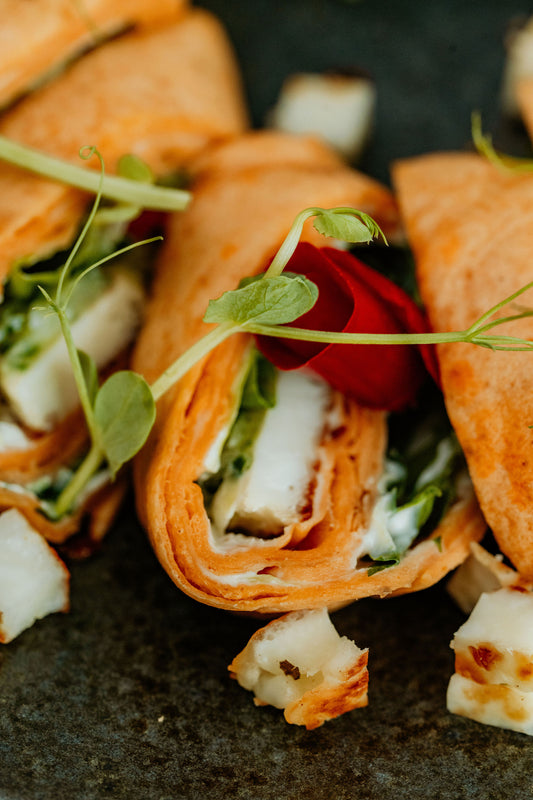 Tomatitortilla rullid erineva täidisega, 500g (20tk) Grillitud halloumi juustu / pardi confitga / grillitud krevettidega